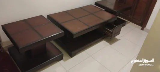  3 طاولة وسط وجانبيات عدد 2 و مكنسة كهربائية