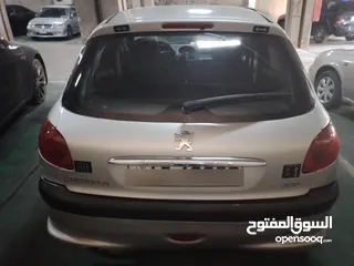  5 سياره بيجو  206  موديل  2006  للبيع  لون فضي   بحاله جيده جدا