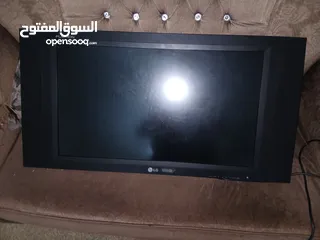  5 موجود عندي طاوله سفره وطقم كنبايات. وطقم كورنر مع طاوله. وشاشه ال جي. وخزانه. كامل للبيع.