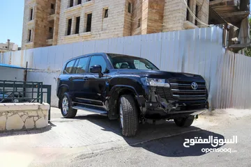  1 TOYOTA LAND CRUISER 300 GXR V6 موديل 2024 للبيع