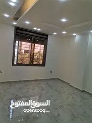  5 شقه 170م طابق اول فني للبيع على شارع البترا بالقرب من كازيه الرجوب واربد مول قراند