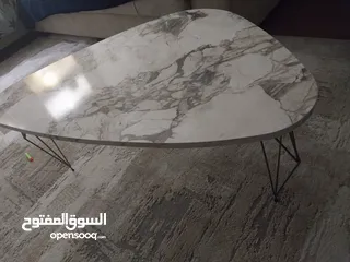  9 طاولات وسط غرفة جلوس