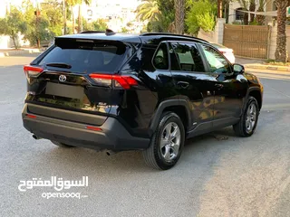  3 تيوتا رافور هايبرد 2023 xle لون اسود ملوكي جمرك اليوم اعلى صنف