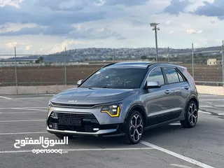  13 كايا نيرو  هايبرد (بنزين+كهرباء ) فل الفل  فتحة سقف  لون مميز اضافات مميزة /2022 جناح اسود