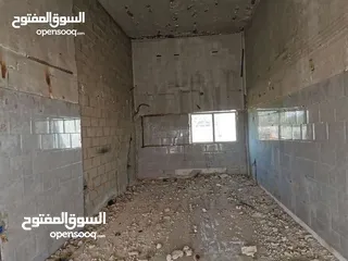  5 مخازن ومحلات مع ساحه للأيجار
