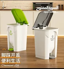  1 سلة نفايات عملية بغطاء محكم وفتاحة بالقدم مزودة بدعاسة رجل لفتح الغطاء بسهولة بدون لمس