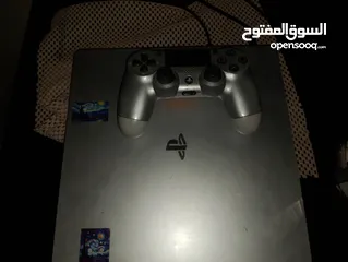  1 بليستيشن 4 اسلم فضي للبيع