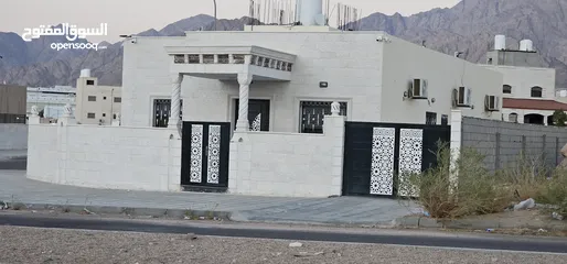  4 بيت مستقل للبيع في العقبه منطقه الملقان الجنوبي واجهتين حجر مطله على البحر