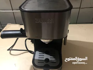  3 Coffee machine مكينه عمل القهوه ماركه zanussi مع خفاقه الحليب