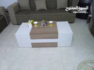  4 طقم كنب تفصيل بحالة الوكالة مع 2 طاولات و شاشة