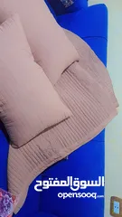  1 جديد مسبل تخت بوجهين  لتخت كبير مجوز لون بني مميز 3 قطع غطاء ووجهين مخدة بالإضافة لمخدات طبية عدد 2