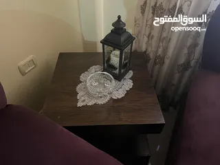  7 طقم كنب صالون مستعمل بحال الجديد لون بنفسجي  مقاعد 7 مع وجود طاولة وسط و طربزات خشب