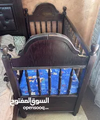 1 سرير بيبي من عمر يوم حتى عمر 4 سنوات للبيع بسعر مغري