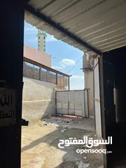  11 مخازن على شارع رئيسي مع هنجر كبير