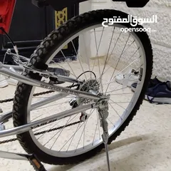  2 بسكليت جبلي وليس رود طارات المنيوم مستعمل بحالة الوكالة استعمال شهرين