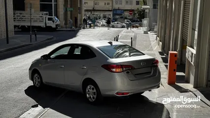  25 تويوتا يارس موديل 2021 7 جيد ولا ملاحظه فل كامل عدا الفتحه بحاله الوكاله جمرك جديد