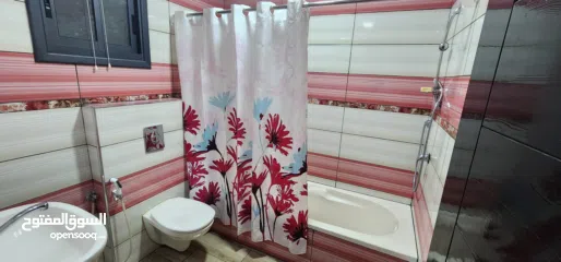  15 شقة وسط البلد قريبة من جميع الخدمات الشقة مكونة من غرفتين وصالون وحمامين ومطبخ وبرندة