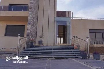  11 فيلا مميزة للبيع قرب مشروع إلاندلسية مساحة الأرض 4 دونم 7 نوم