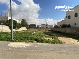  3 قطعة ارض للبيع في عمان القرية البيضاء