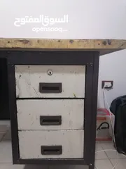  2 طاولة مكتب استعمال طالب جامعي نظيفة بدي حديد وسطح خشب ثقيل طول 66cm وعرض 121cm وارتفاع 110cm