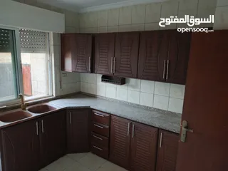  10 شقه 100 متر طابق اول 3 غرف نوم وصالون كبير وحمامين ومطبخ راكب وبرنده ويوجد اصنصيل وكراج عماره موجوده
