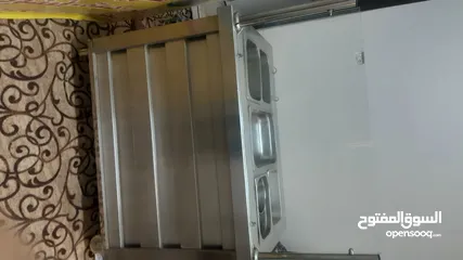  4 بالمري كهرباء ثلاثة جاطات و طاولة عرض وتحضيرستيل وجرل وتست غاز مع طاولة ستيل ومقلة بطاطا كهرباء