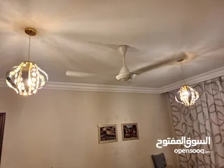  8 ثريا لون ذهبي مع ليد كريستال ( ستينلس ستيل) عدد 2 مستعملة بحالة ممتازة