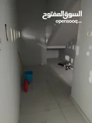  4 محل للايجار