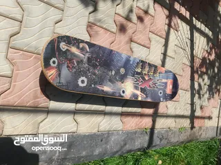  1 سكيت بورد للبيع بحالة الوكالة لجميع الاعمار خاصة بين 13 إلى 18 عام و راىع للجميع