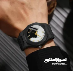  5 الساعة الترند الكاملة بالسواد – والبياض بارقام عربية أنيقة تضيف لمسة تراثية رقمية .