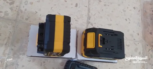  2 بطاريات وشاحن
