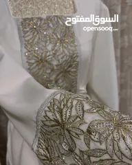  2 أناقة تليق بكِ  فستان نسائي فاخر بلون أبيض ملكي ولمسات تطريز فخمة بالذهبي اللامع.