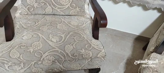  1 طقم ضيوف كنب خشب سويد اسفنج دانلوب ضغط اصلي بحاله الوكاله مرتب جدا وفخم لون طحيني وبيج