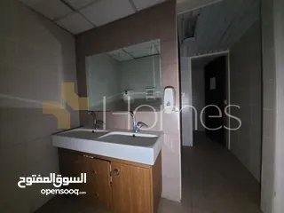  11 معرض بموقع مميز للبيع شارع عبدالله غوشه ، بمساحة 682 م