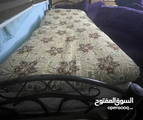 سرير خشب وحديد
