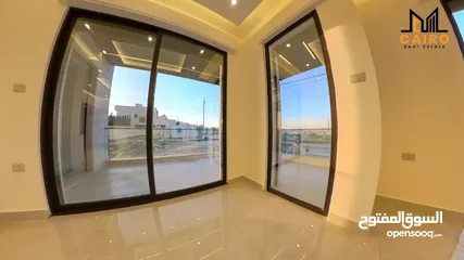 3 شقة أرضية 210 م مع ترس ومدخل مستقل، جديدة لم تسكن مطلة مباشرة على طريق المطار بالقرب من فندق اوبال.