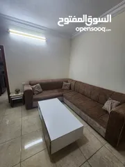  4 طقم كورنر  لون بني  مع طاوله وسط مع طاوله شاشه و خزانه كنادر  العفش  مستعمله بحاله جيده