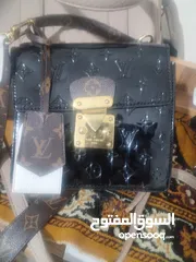  2 حقيبة يد نسائية ماركة LOUIS VUITTON للبيع لون اسود
