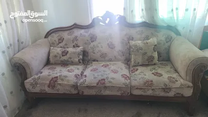  3 طقم كنب ضيوف نظيف للبيع 9 مقاعد مع طقم طربيزات