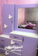  2 تواليت غرفة نوم مراية ودروج ورفوف حالتها جيدة جدا