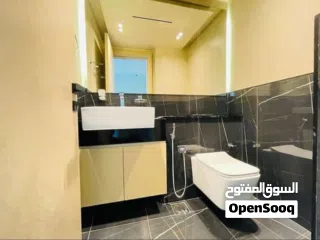  3 شقه متميزه سعر وموقع ومساحه بالاضافه الي عايد مضمون 13% غرفه وصاله بالجميرا جاهزه للسكن