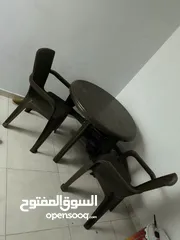  1 طاولة وكرسيتين