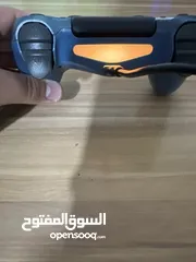  5 يد بليستيشن 4 كوبي ون اشتريتها و ما استعملتها ب20 دينار باللون االجيشي الأزرق المميز ممكن افحصها لك