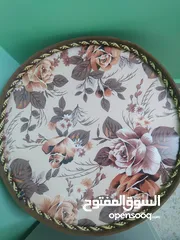  1 طاولة وسط صغيرة للبيع مع طربيزات عند وضعهن مع بعض تصبح على شكل ورده مناسب لغرف القعدة او الضيوف