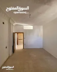  4 شقة فارغة للايجار في منطقة البنيات طابق اول مع بلكونة وترس