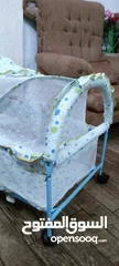  1 تخت اطفال حديث ولادة بيبي متحرك مع عجلات وناموسية  نظيف جدا للبيع