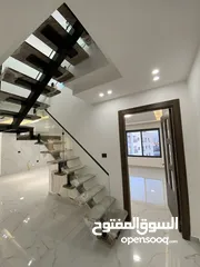  2 شقة فاخرة اخير مع روف دوبلكس 215 متر وتراس 100 متر مع اطلالة مفتوحة مميزة بسعر مميز جداا