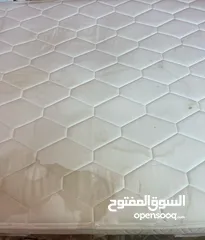  6 فرشة زمبركيه بحالة جيده صحيح فيها طبع عصير ولكن بحالة الوكالة   العرض 181 m طول 200 m