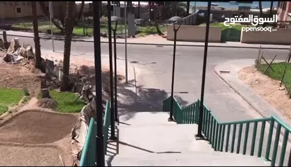  5 أرض استثماري متعدد الاستخدام على كورنيش العقبه 50 م عن البحر تاني قطعه من البحر