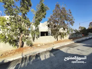  3 قطعه أرض عليها فيلا عظم للبيع في سطح مرحبا